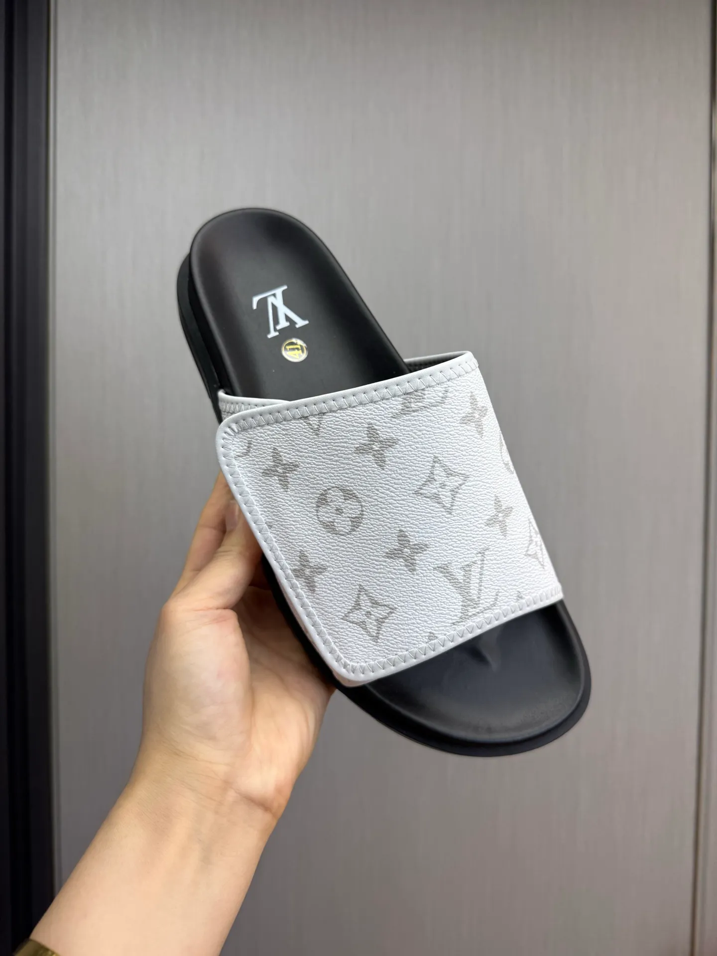 Men's shoes 💰320💰 Lv. hot selling men's slippers 🔥 🩴Official website one to one production 38-45 sizes 45 46 🉑️Customized!